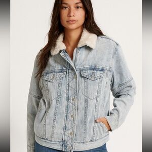American Eagle Light Denim 90s Trucker Barn Jacket With Sherpa Lining Large
